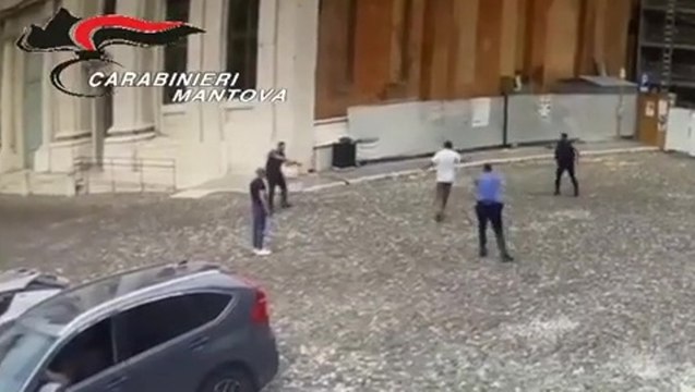 Armato di coltello semina il panico in centro: tunisino fermato con il taser dai carabinieri (21.08.25)