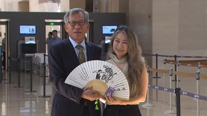 '케데헌' 매기 강 감독, 국립중앙박물관 방문..."한국문화 디테일 알게 됐다" / YTN