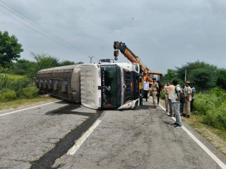 जोबनेर बायपास पर केमिकल से भरा टैंकर पलटा