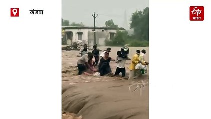 खंडवा में भारी बारिश ने जीना किया मुहाल, पानी के तेज बहाव में बहीं दो महिलाएं