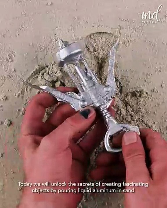 Crafting some incredible objects using liquid aluminum!