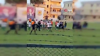 Futbol turnuvasında sahanın içi savaş yerine döndü!