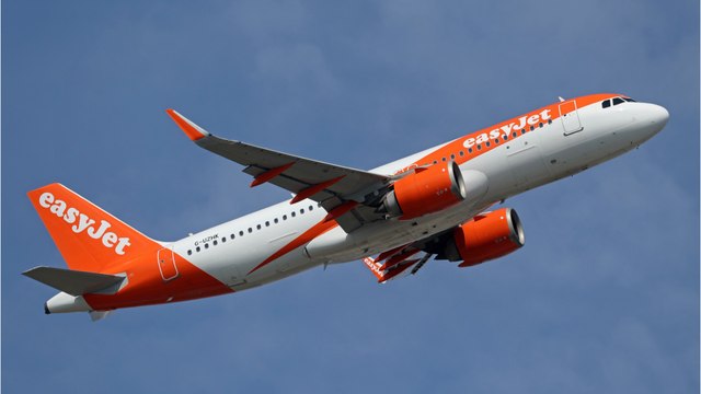 Deux passagers d'EasyJet s'enferment dans les toilettes pour un moment intime, ils sont arrêtés par la police à leur arrivée