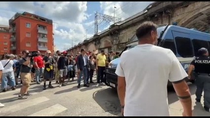 Al Leoncavallo durante lo sgombero cantano "Bella ciao"