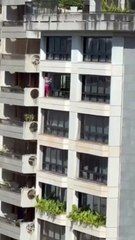 Mulher filmada a limpar janelas sem equipamento de segurança no Brasil