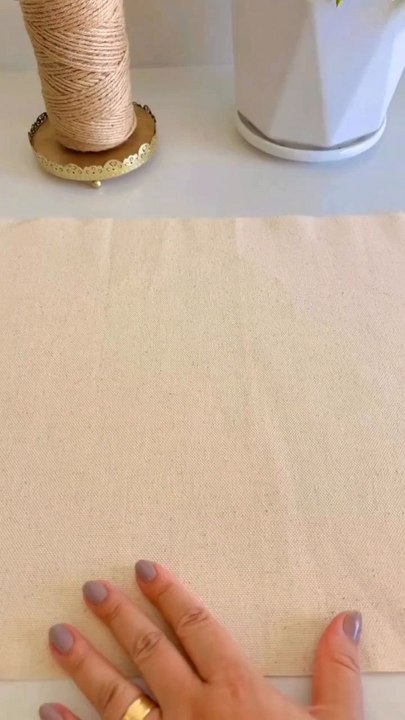 DIY Rustic Centrepiece Tutorial via: @lainytavaresLearn how to create a charming DIY rustic centerpiece using simple materials for a warm, natural touch to your home décor.