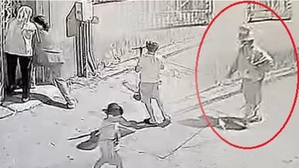 Palyaço kıyafetli bir kişi, mahalleliyi tedirgin etti! Çocukların yaşadığı panik kamerada