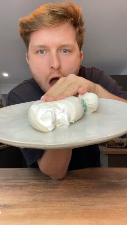 La burrata remplie de mozzarella de chez Grand Frais 😱 Il fallait que je goûte ça ! Vous avez déjà testé ?