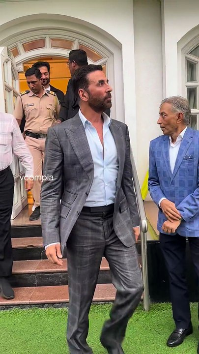 akshay kumar pops out at lands end. he was there for a book launch event