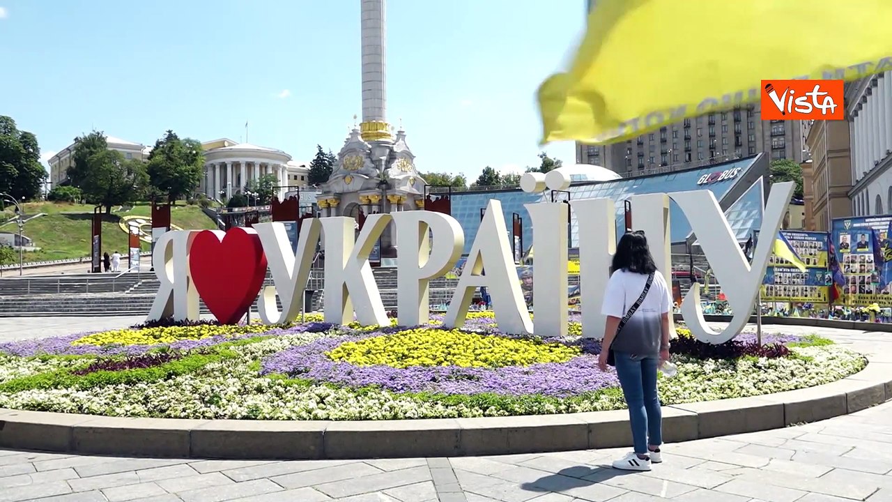 Ecco Kiev al tempo della guerra, scene di vita quotidiana e macerie nella capitale ucraina