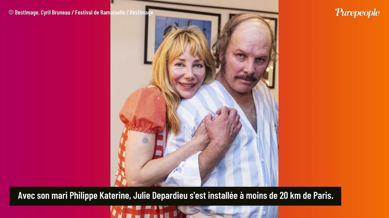 Julie Depardieu habite une ville connue pour son charme et sa douceur de vivre, dans une maison à côté de celle de son enfance