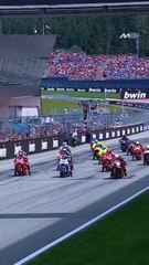 🔥 Le MotoGP débarque en Hongrie pour un week-end historique !👉 Nouveau tracé au calendrier : Balaton Park, 4 km de virages serrés et de chicanes qui promettent un spectacle inédit.👑 Marc Márquez arrive en patron après 6 week-ends parfaits !