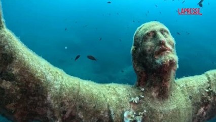 Liguria, i sub ripuliscono la statua sommersa del Cristo degli Abissi