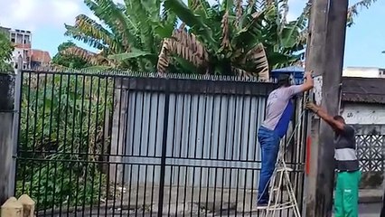 Após denúncia, Sedur remove portão irregular instalado em rua de Castelo Branco; assista