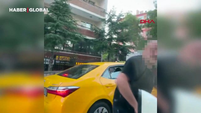 Taksi şoförü ile otomobil sürücüsü arasında kavga! O anlar kamerada