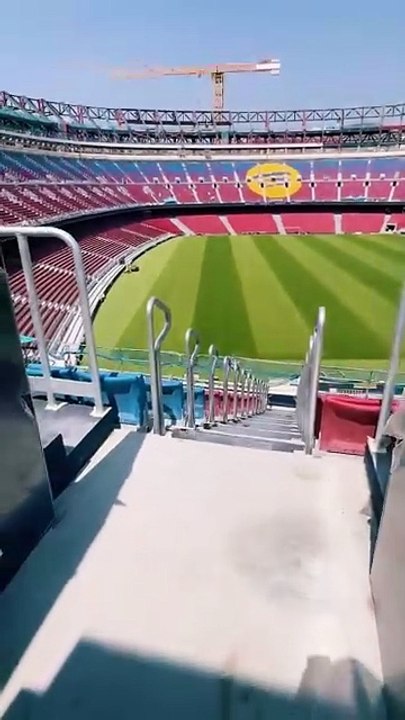Las barandillas en ambos lados de la segunda gradería del Spotify Camp Nou