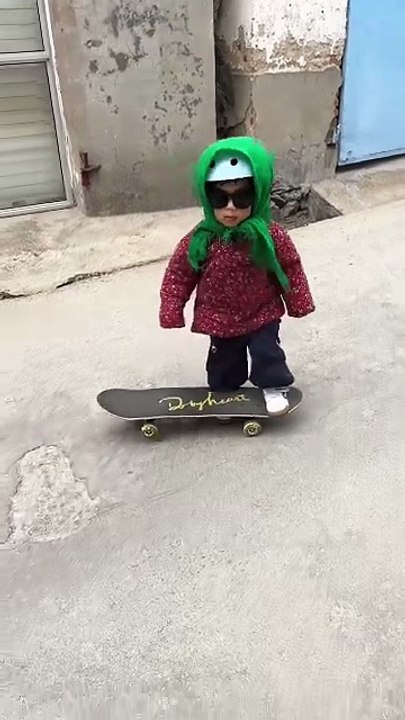 Cool kid brother # Skateboarding boy # Of course, he goes out to play skateboarding in spring