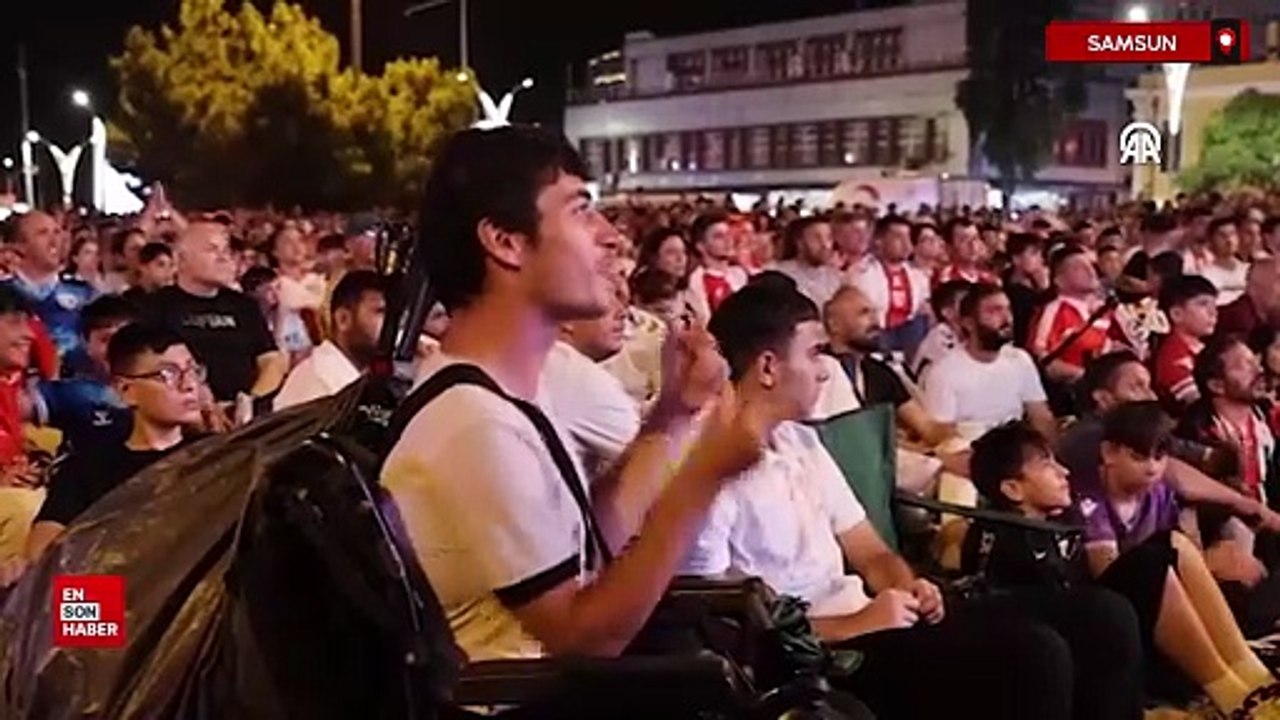 Samsunspor taraftarı, UEFA Avrupa Ligi heyecanını dev ekranda yaşadı