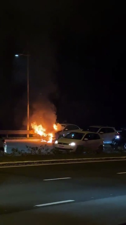 VÍDEO: Incêndio destrói carro em avenida movimentada de Florianópolis