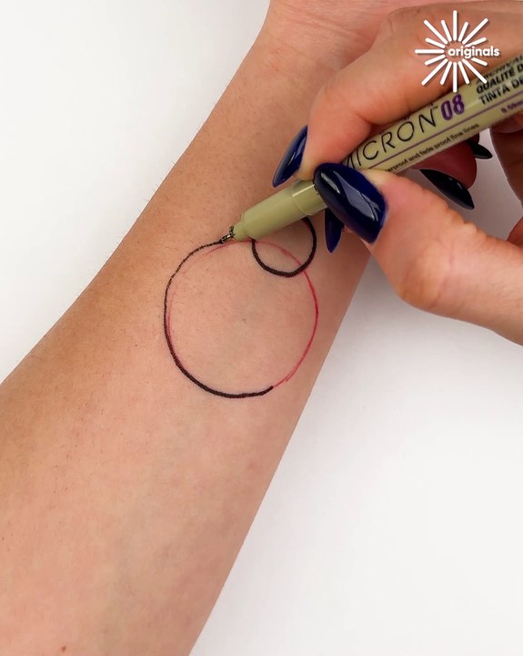 Ink meets creativity in this tattoo masterpiece 🖊️✨