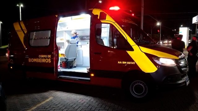 Motociclista bate contra dois veículos na Av. Tito Muffato em Cascavel