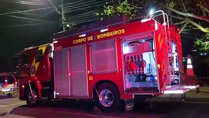 Casa aos fundos de terreno pega fogo e fica parcialmente destruída no Bairro Cascavel Velho