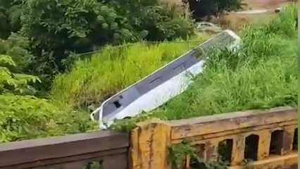 tn7-bus-cayó-a-un-costado-del-puente-sobre-el-río-barranca-220825