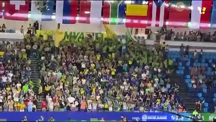 Torcida reage a apresentação de Barbara Domingos nas maças na final do Mundial de Ginástica Rítmica