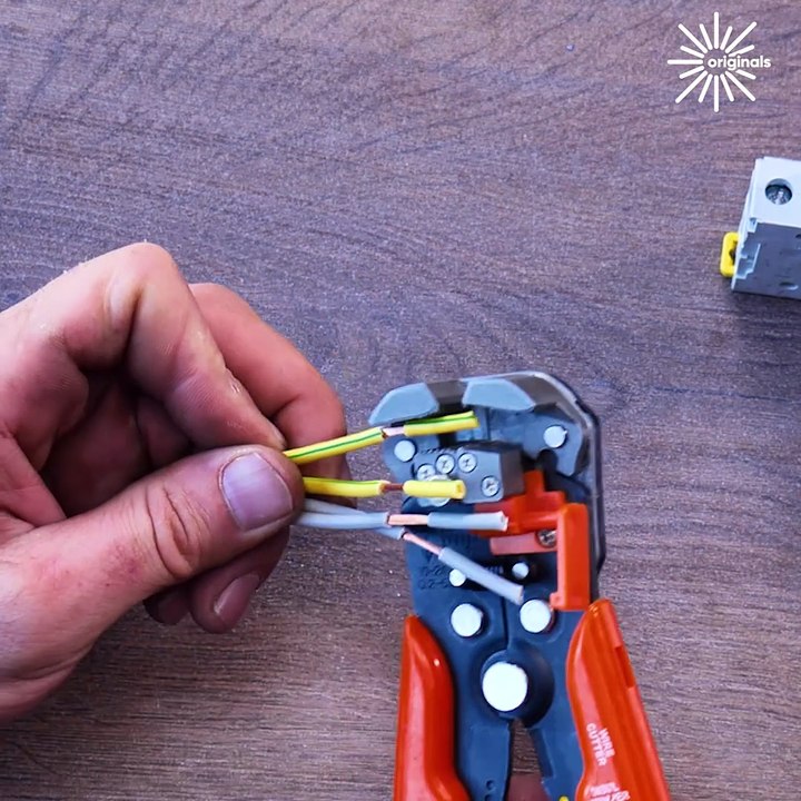 Effective electrical wire joining technique! 🔌👍