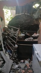 Fuertes lluvias en San Miguelito deja viviendas afectadas; una enorme roca quedó incrustada dentro de la casa