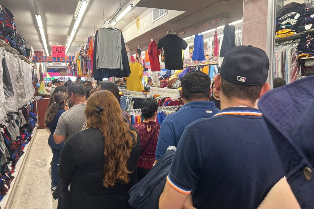 Regreso a clases: padres enfrentan filas de 1 hora para comprar uniformes escolares en Nuevo León