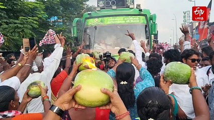 அதிமுக கூட்டம் நடுவே கர்ப்பிணியை ஏற்றி வந்த ஆட்டோவிற்கு வழி ஏற்படுத்தி கொடுத்த தொண்டர்கள்!