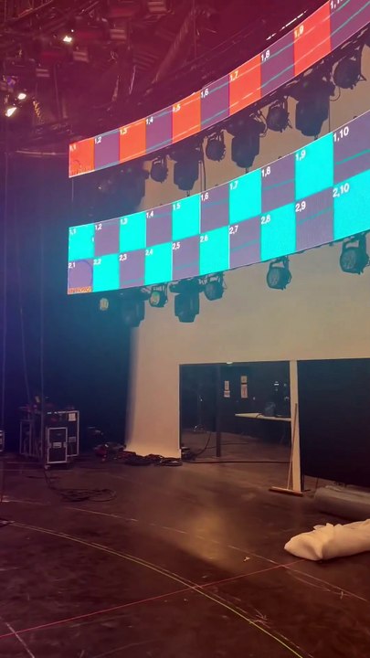 Découvrez les premières images du nouveau plateau de Cyril Hanouna en forme d'arène pour son émission de W9, "Tout beau, Tout 9"... Et c'est impressionnant