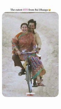 Too cute to stay behind the scenes 🧵❤️ #GlamSham #Bollywood #SuiDhaaga #BTS #BehindTheScenes #VarunDhawan #AnushkaSharma [ GlamSham, Bollywood, Sui Dhaaga, BTS, Behind The Scenes, Varun Dhawan, Anushka Sharma ]