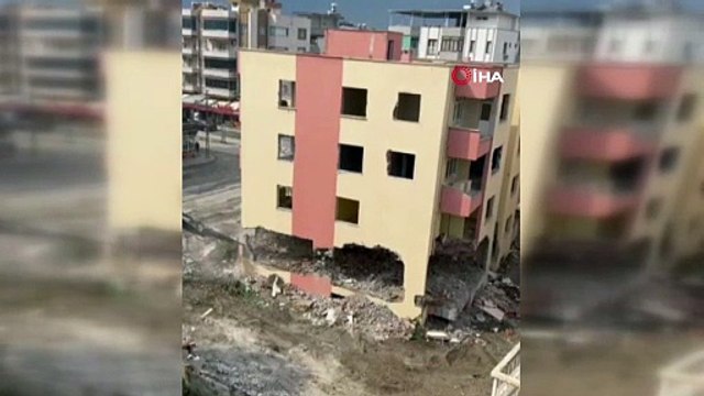 İş makinesinin dokunuşuyla 4 katlı bina yerle bir oldu