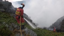 La UME refrescando zonas en el incendio de Porto de Sanabria
