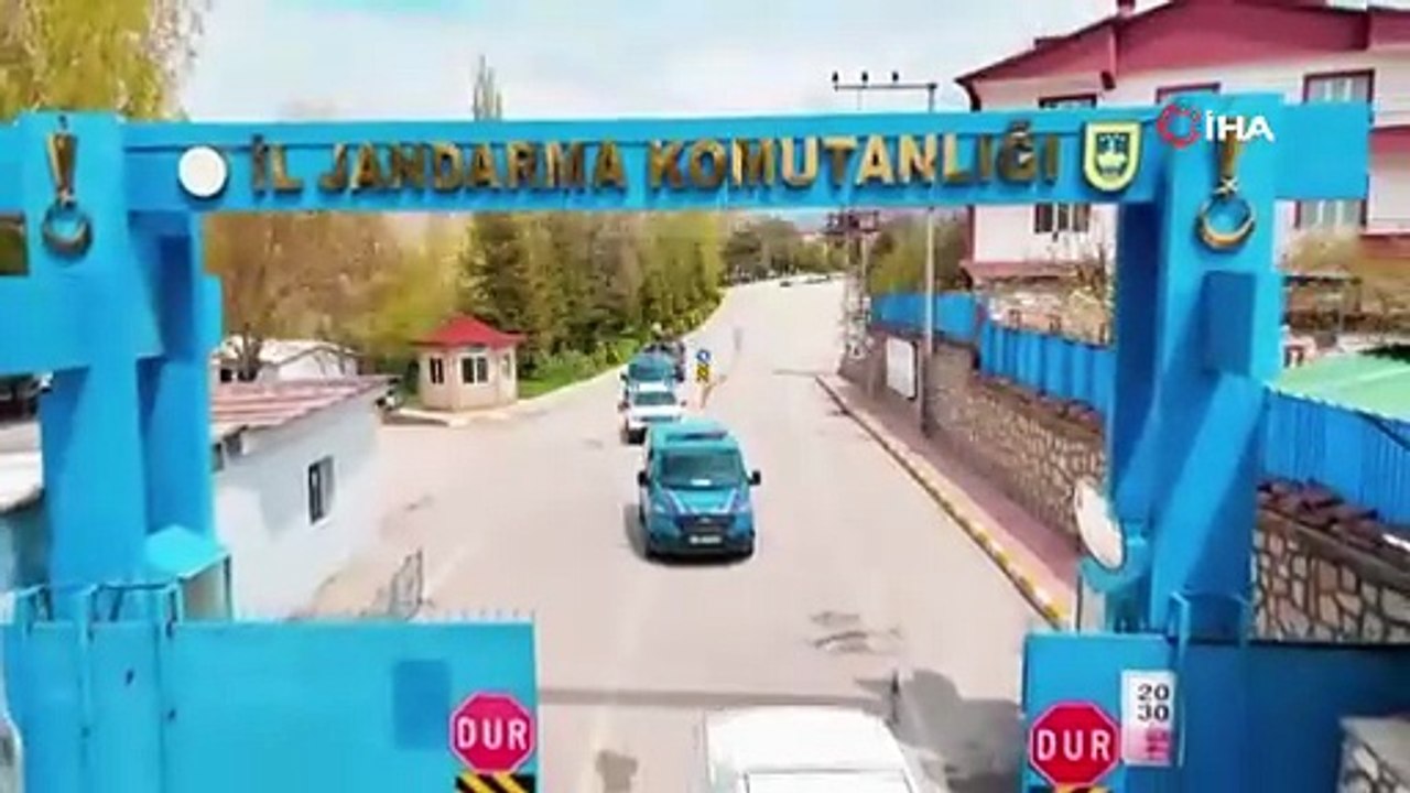 Van'da evin çatısına kenevir ekti