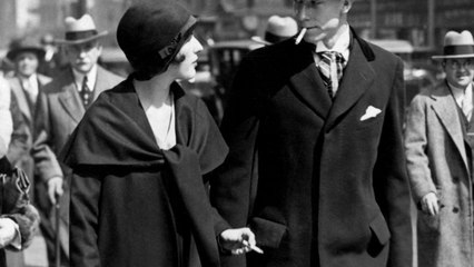 La campaña de propaganda que consiguió que las mujeres fumasen en público: "Era como ver a tu abuela en OnlyFans"