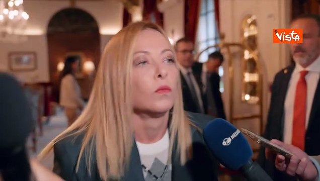 Meloni alza gli occhi al cielo prima del punto stampa con i cronisti a Washington, l’immagine virale