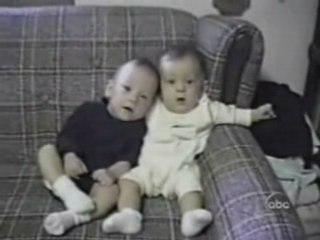 Un bébé a le hoquet et l'autre rigole