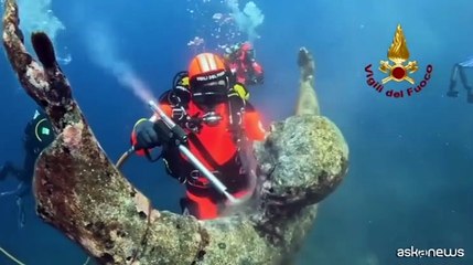 Manutenzione della statua del "Cristo degli Abissi" a Camogli