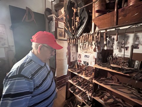 Un outil, deux outils puis on se prend au jeu : en Creuse, ce collectionneur veut vider sa maison avant de la vendre