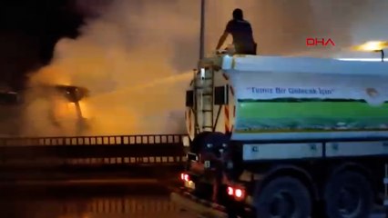 Polisin yanan kamyona belediyenin sulama tankeriyle müdahalesi kamerada