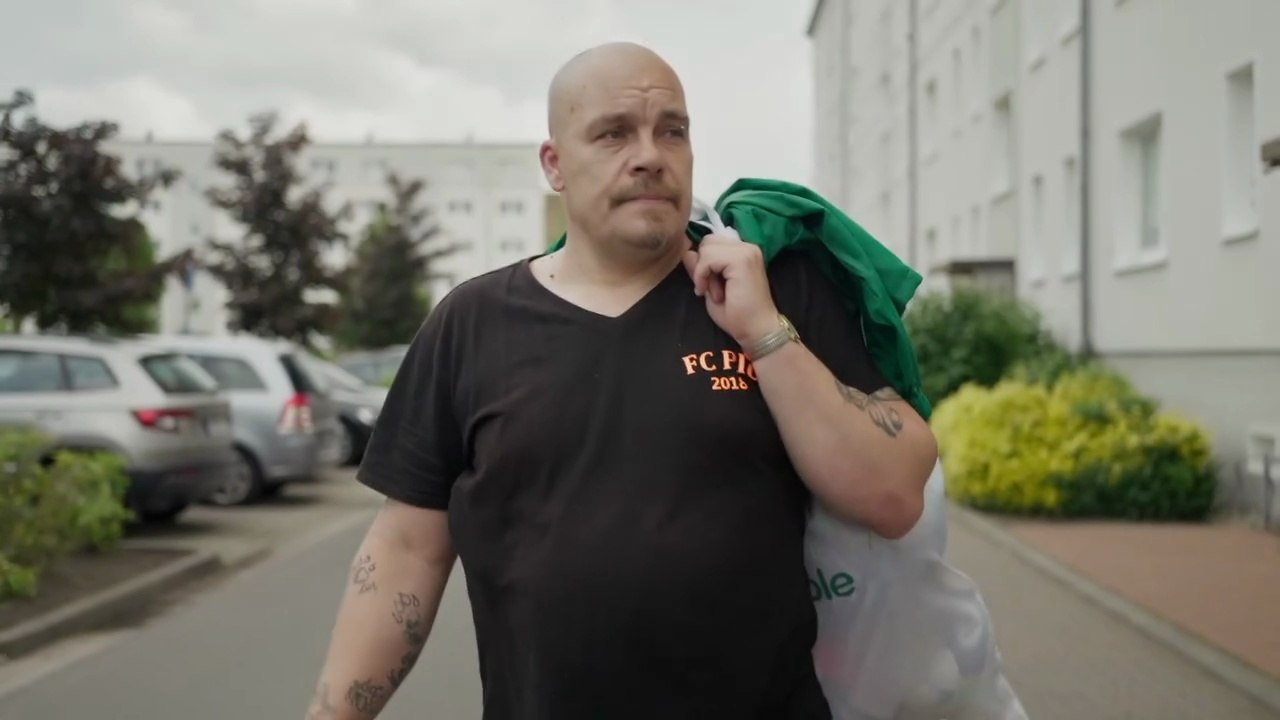 Im Osten was Neues - Trailer (Deutsch) HD