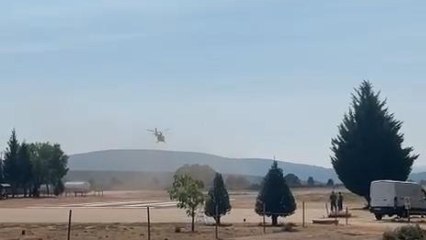 El helicóptero de emergencias en la zona donde una aeronave ha quedado destrozada
