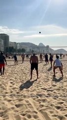 Grupo animado de idosos joga vôlei de praia todos os dias em Copacabana