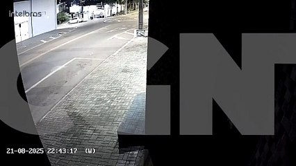 Motociclista arremessado: Câmera flagra colisão entre carro e moto na Rua Maria Tereza Figueiredo