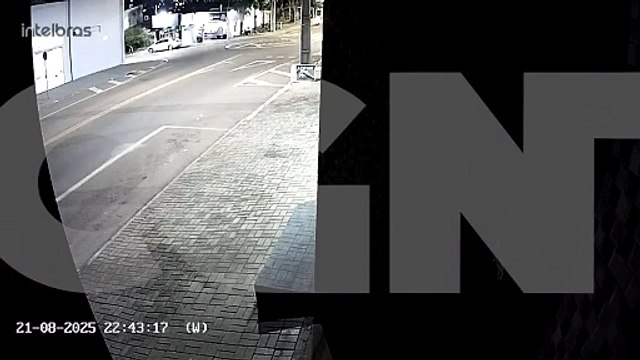 Motociclista arremessado: Câmera flagra colisão entre carro e moto na Rua Maria Tereza Figueiredo