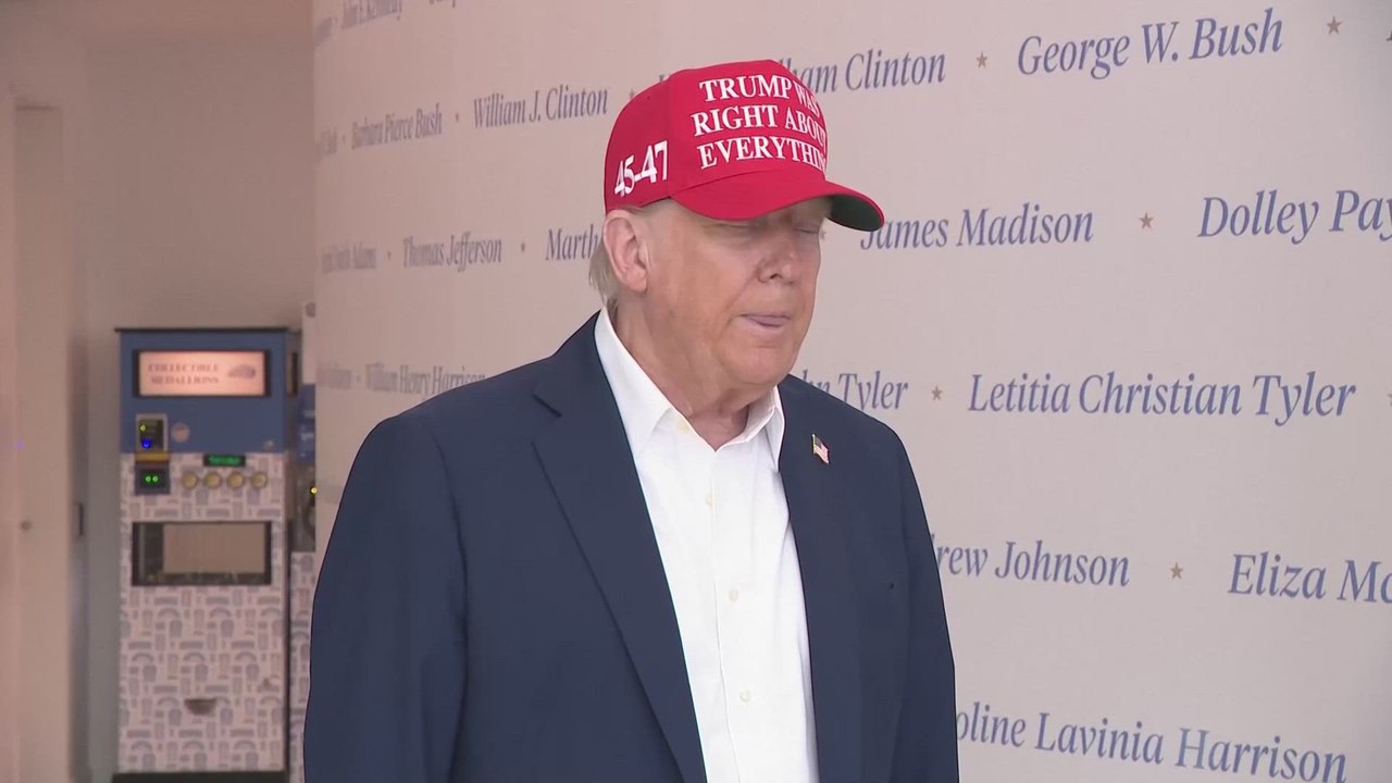 Trump COMPARES Putin and Zelensky to OIL and VINEGAR, calls war ‘STUPID’