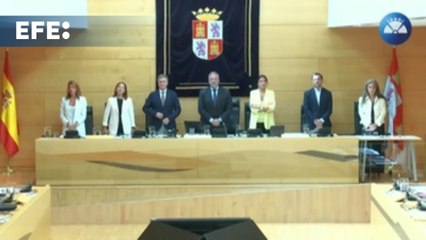 Las Cortes de Castilla y León guardan silencio por los fallecidos en los incendios